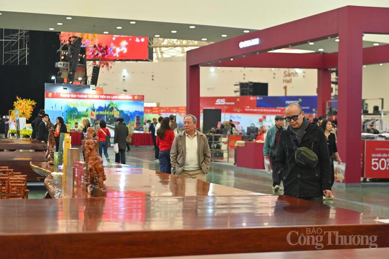 Khu vực đồ gỗ thu hút khách tham quan