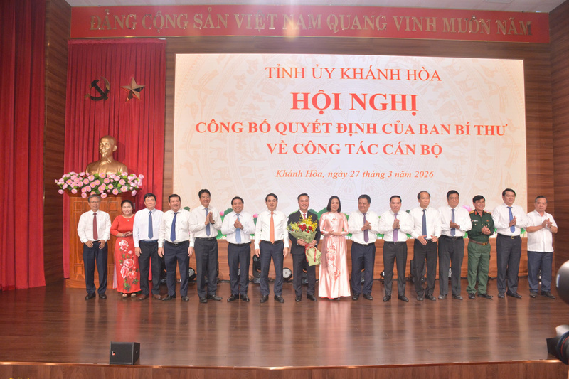 Các đại biểu tham dự hội nghị tặng hoa chúc mừng ông Nguyễn Việt Hùng.