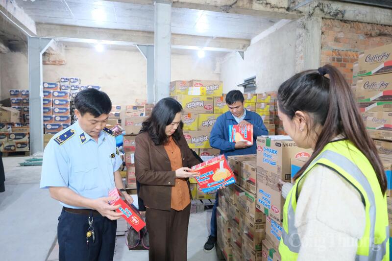 Lực lượng chức năng kiểm tra hàng hoá tại một cơ sở kinh doanh trên địa bàn Lâm Đồng. Ảnh: Lê Sơn