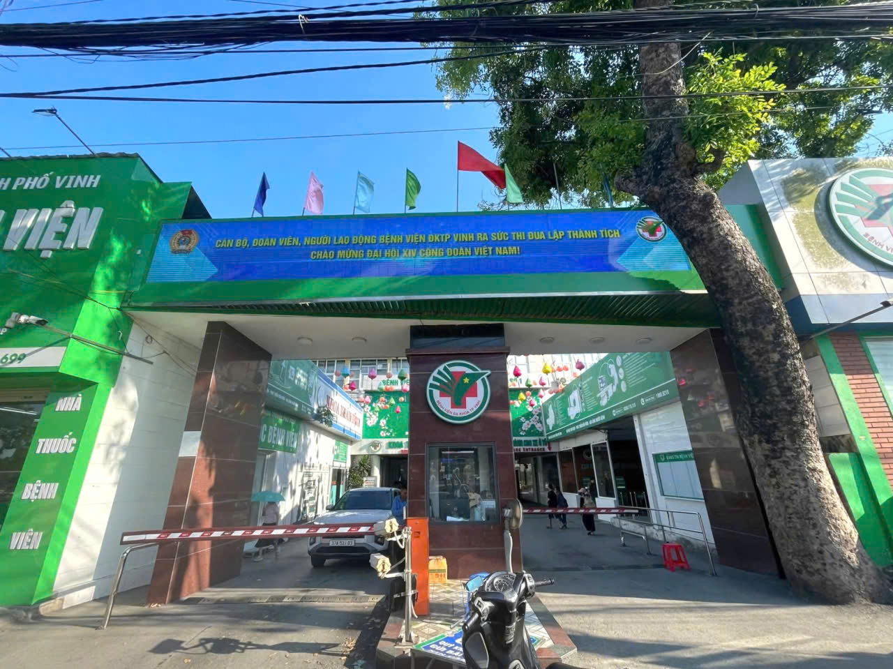 Nhiều pano, áp phích, băng rôn, khẩu hiệu tuyên truyền về Đại hội XIV Công đoàn Việt Nam. Ảnh: Hoàng Yến