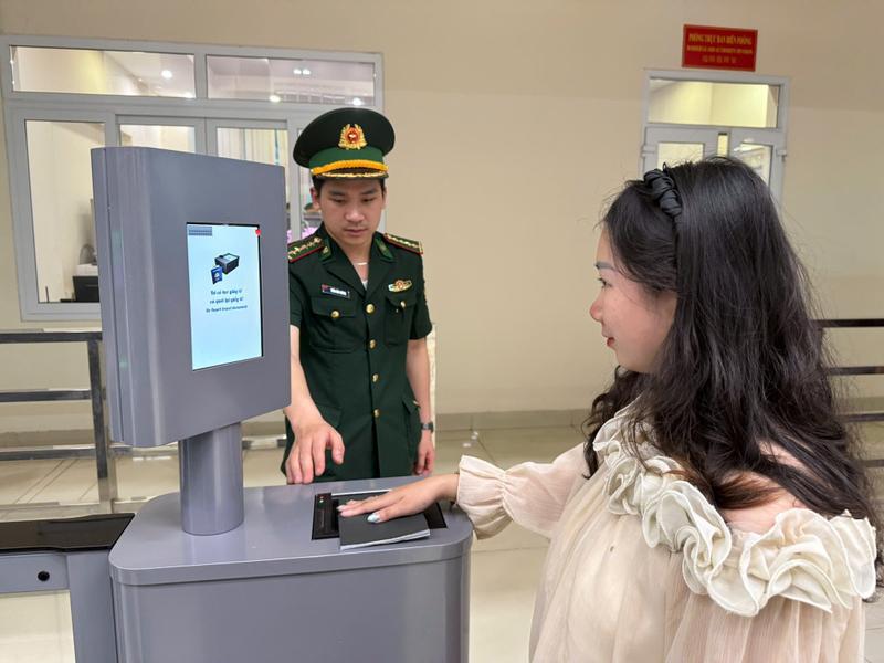 Người dân làm thủ tục xuất cảnh tại Trạm kiểm soát Biên phòng Cửa khẩu Quốc tế Trà Lĩnh. Ảnh: N.A