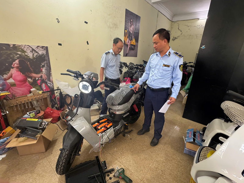 Lực lượng Quản lý thị trường Hà Nội kiểm tra phát hiện cơ sở kinh doanh xe đạp điện ghi công suất thấp hơn thực tế để né quản lý, tiềm ẩn nguy cơ mất an toàn giao thông. Ảnh: QLTT Hà Nội