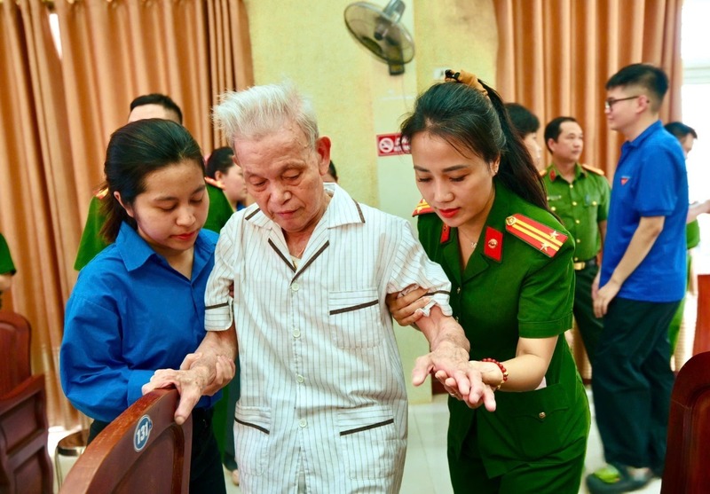 Tất cả các lực lượng đã xung kích thực hiện nhiệm vụ thiêng liêng, tri ân các anh hùng liệt sĩ. Ảnh: Hoàng Trinh