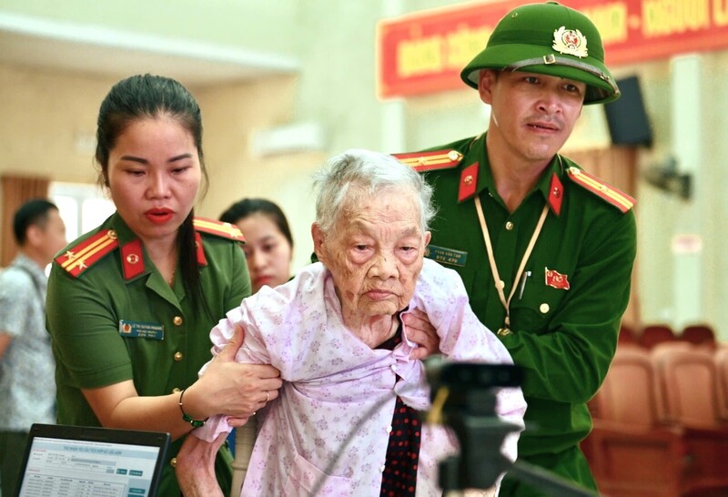 Từ ngày 25/6 đến 1/7, Nghệ An triển khai cao điểm thu nhận mẫu ADN thân nhân liệt sĩ, góp phần xây dựng ngân hàng dữ liệu phục vụ xác định danh tính hài cốt liệt sĩ chưa rõ thông tin. Ảnh: Hoàng Trinh