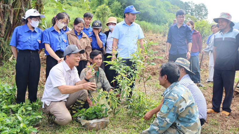 Người dân được hưởng lợi từ việc không nhận hoa trong mỗi dịp kỷ niệm, đại hội để chuyển nguồn lực đó giúp người dân trong xã phát triển kinh tế. Ảnh: Tu Mơ Rông