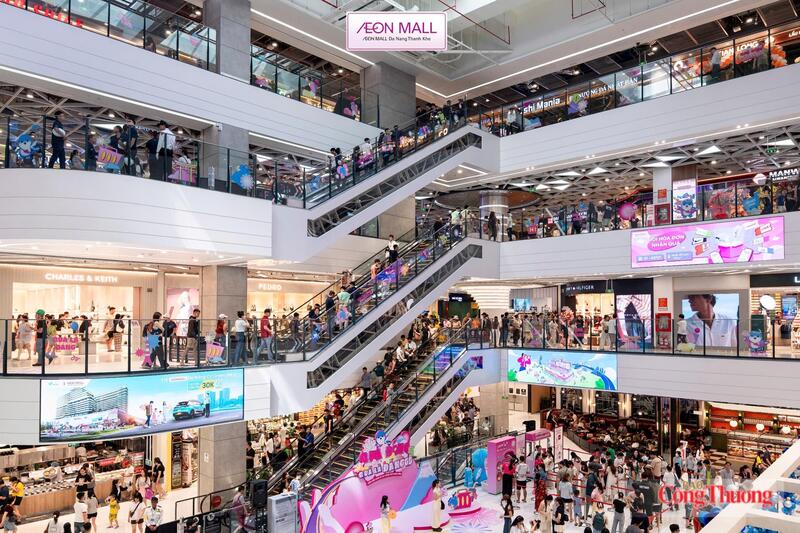 AEON MALL Đà Nẵng Thanh Khê đã mở cửa một số gian hàng đón khách từ ngày 1/7, và chính thức khai trương toàn bộ các gian hàng từ ngày 3/7, trong đó, có nhiều thương hiệu quốc tế lần đầu tiên đặt cửa hàng tại TP. Đà Nẵng như UNIQLO, LACOSTE...
