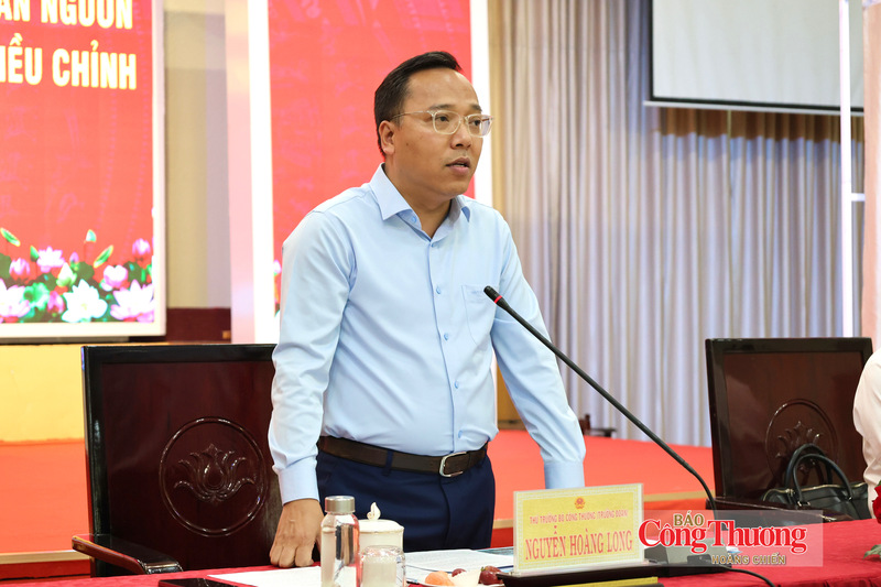 Thứ trưởng Bộ Công Thương Nguyễn Hoàng Long phát biểu tại buổi làm việc.