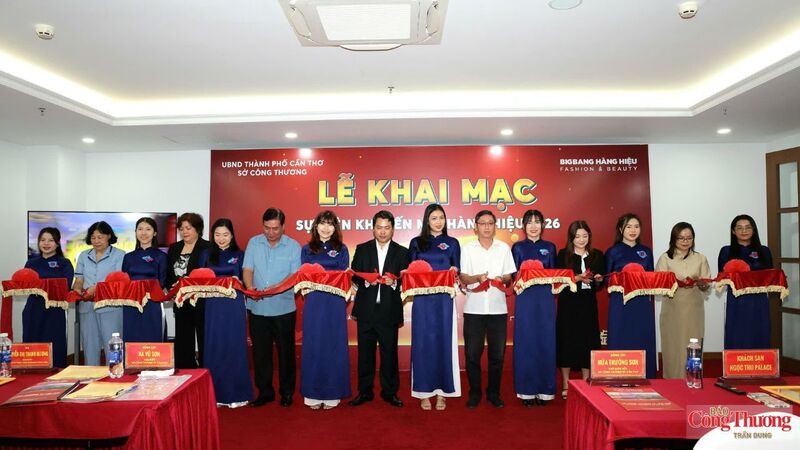 Nghi thức cắt băng khai mạc sự kiện.