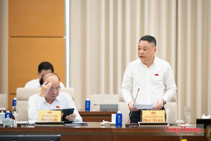 Ông Nguyễn Ngọc Bảo, Phó Chủ nhiệm Ủy ban Kinh tế và Tài chính của Quốc hội trình bày báo cáo tóm tắt ý kiến đối với nội dung tiếp thu, giải trình, chỉnh lý của dự thảo Luật Dầu khí (sửa đổi).