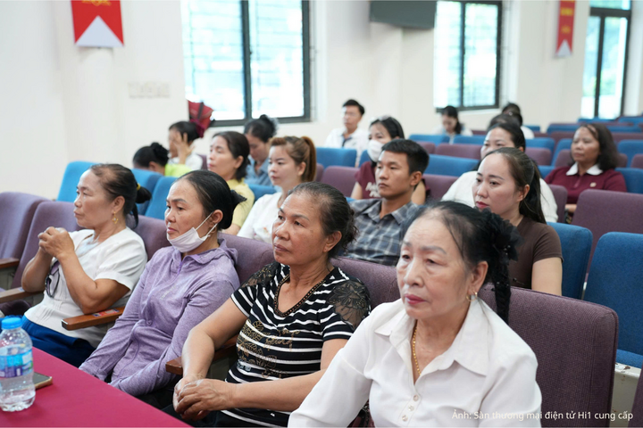 Hội viên Hội Nông dân xã Đại Xuyên (thành phố Hà Nội) được hướng dẫn kỹ năng giới thiệu sản phẩm trực quan, tạo tương tác với khách hàng và nâng cao hiệu quả quảng bá, tiêu thụ sản phẩm.