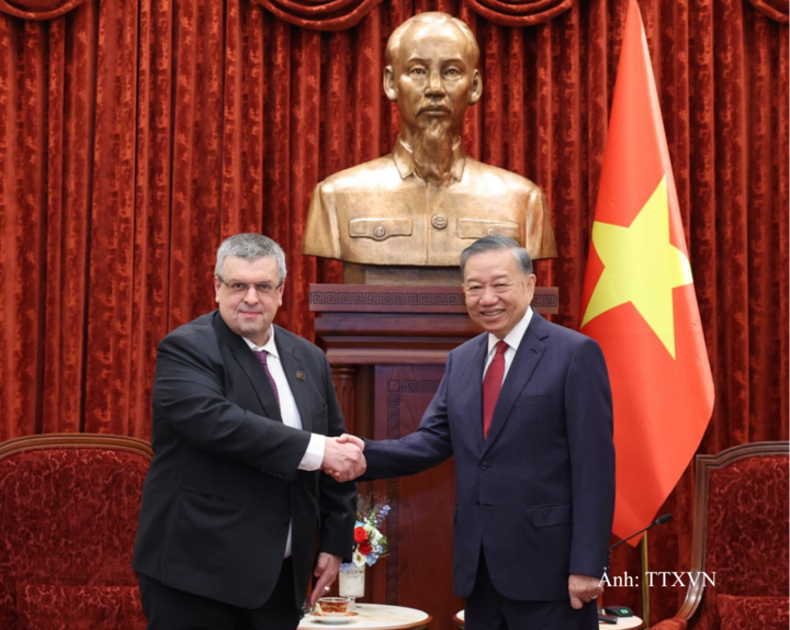 Phóng viên TASS Yury Denisovich và Tổng Bí thư, Chủ tịch nước Tô Lâm.