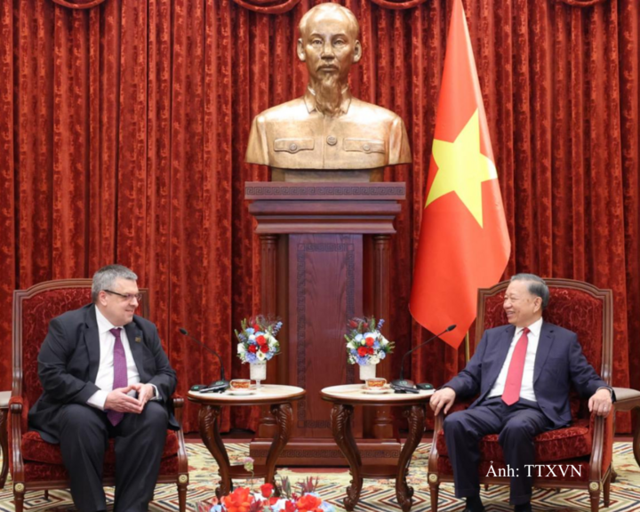 Phóng viên TASS Yury Denisovich và Tổng Bí thư Ban Chấp hành Trung ương Đảng Cộng sản Việt Nam, Chủ tịch nước Cộng hòa xã hội chủ nghĩa Việt Nam Tô Lâm.