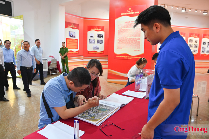 Theo Chủ tịch UBND phường Hoàn Kiếm Trịnh Hoàng Tùng, từ ngày 7/9 phường triển khai ba điểm trực tiếp lấy ý kiến nhân dân gồm nhà triển lãm 93 Đinh Tiên Hoàng, trụ sở UBND phường và không gian Phố Sách phường Cửa Nam.