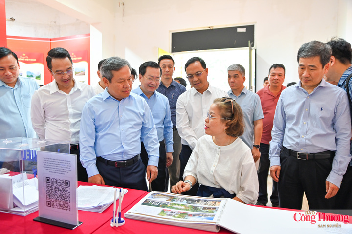 Trao đổi lại, Chủ tịch UBND TP Hà Nội Vũ Đại Thắng cho hay, thành phố đang lấy ý kiến công khai và mong nhận được các ý kiến đóng góp của bà con nhân dân để các đơn vị tiếp thu chỉnh sửa, hoàn thiện bản quy hoạch Hồ Gươm và vùng phụ cận. Chủ tịch thành phố cho biết, đây mới là bước xin ý kiến về không gian cảnh quan và mặt bằng quy hoạch với mong muốn các tuyến phố rộng rãi hơn, nhất là các không gian công cộng, để cho nhân dân được thụ hưởng những giá trị đặc biệt của Hồ Gươm.