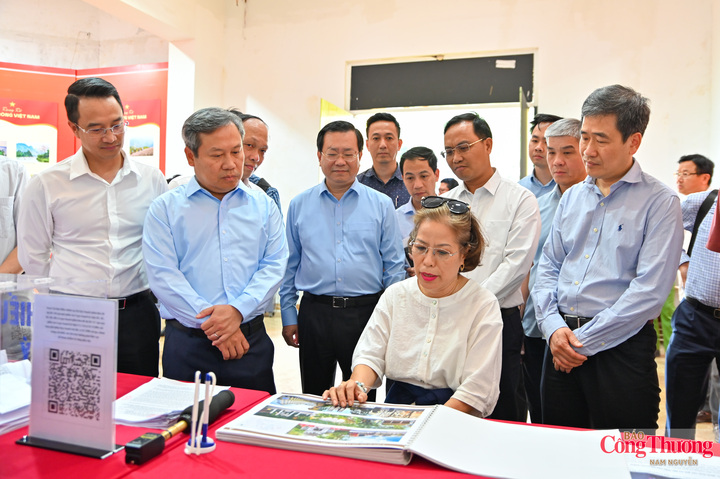 Nêu ý kiến với người đứng đầu chính quyền thành phố, bà Nguyễn Thị Kim Anh (phố Trần Quốc Toản, phường Cửa Nam) cho biết, bà rất yêu Hà Nội và Hồ Gươm.