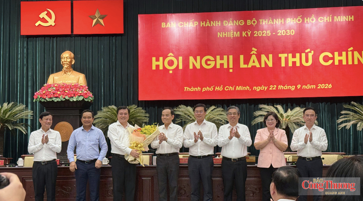 Thường trực Thành ủy TP. Hồ Chí Minh chúc mừng ông Nguyễn Sinh Nhật Tân - Phó Bí thư Thành ủy TP. Hồ Chí Minh.