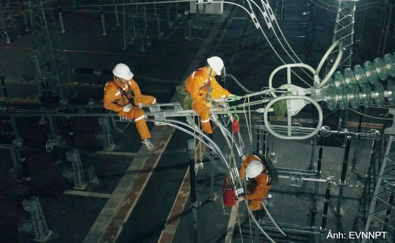 Tập trung tháo gỡ vướng mắc, thúc đẩy các dự án nguồn và lưới hoàn thành đúng tiến độ