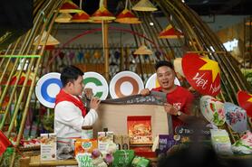 Nhiều KOL livestream bán nông sản, sản phẩm OCOP tại không gian triển lãm thành tựu đất nước