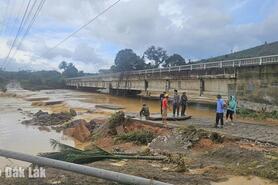 Khẩn trương ứng phó mưa lũ, sạt lở đất tại nhiều địa phương