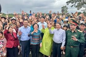 Chủ tịch nước Lương Cường thăm, động viên bà con vùng lũ tại Đà Nẵng