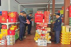 Quản lý thị trường Lào Cai xử lý gần 900 vụ vi phạm năm 2025