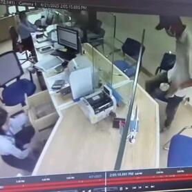 Công an TP Hà Nội truy tìm đối tượng cướp ngân hàng