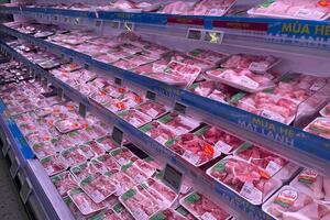 Giá heo hơi tiếp đà lặng sóng, sức tiêu thụ tại thị trường bán lẻ cũng trầm lắng
