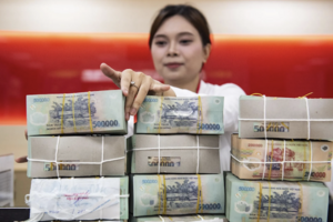 Ngân hàng tăng tốc bơm vốn lãi suất chịu sức ép