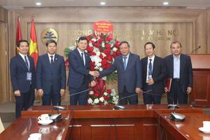 Phó Bí thư Thường trực Thành ủy Nguyễn Văn Phong thăm, chúc mừng Ngày Nhà giáo Việt Nam