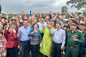 Chủ tịch nước Lương Cường thăm, động viên bà con vùng lũ tại Đà Nẵng