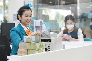 Hệ thống ngân hàng “hụt” 1,6 triệu tỷ đồng, LDR chạm đỉnh lịch sử