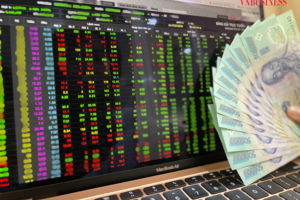 Lãi suất huy động tăng, thị trường chứng khoán trong nguy có cơ