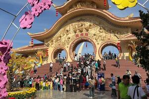 TP. Hồ Chí Minh: Đón hơn 4 triệu lượt khách, thu hơn 12.000 tỷ đồng dịp Tết