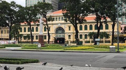 Đường phố TP.HCM trong ngày đầu siết chặt giãn cách
