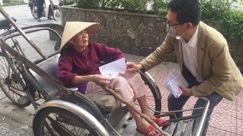 Trao tặng quà tết cho các học sinh nghèo vượt khó và các hộ gia đình khó khăn