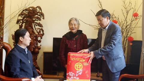 Lãnh đạo TP Hà Nội thăm, tặng quà người có công huyện Chương Mỹ