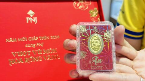Người trẻ chọn sản phẩm vàng để khởi đầu năm mới