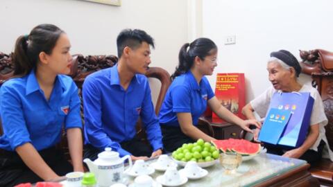 Ấm áp bữa cơm sum vầy bên mẹ Việt Nam anh hùng