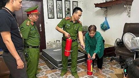 100% người dân Tây Hồ được trang bị bình chữa cháy xách tay