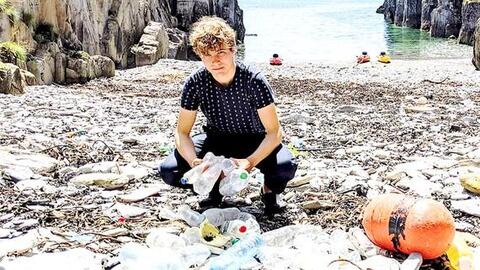 Sinh viên hóa mê xử lý hạt nhựa