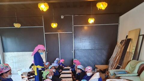 Gần 300 phụ nữ dân tộc thiểu số Sa Pa được đào tạo nghề làm thổ cẩm truyền thống