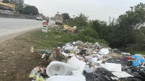 Sau Tết, nhiều tuyến đường ở Nghệ An ngập rác thải