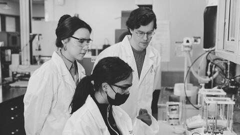 9x người Việt chế tạo vải từ vỏ hải sản