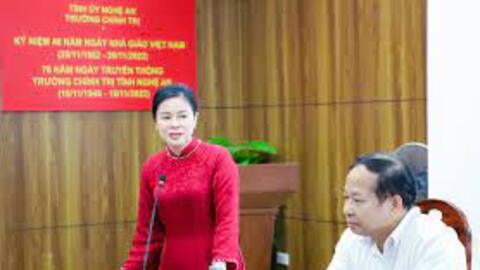 Chủ tịch UBND tỉnh Nguyễn Đức Trung chúc mừng Trường Chính trị tỉnh nhân ngày Nhà giáo Việt Nam