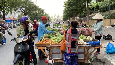 Xử lý hàng loạt hàng rong tràn xuống lòng đường chợ Bình Điền