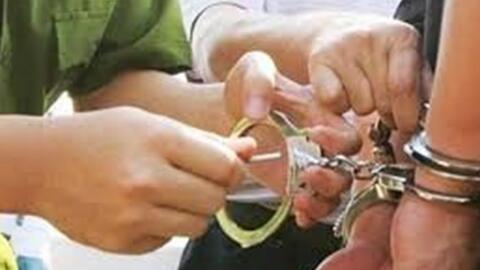 Tạm giữ 2 nữ công chức TN&MT vì nhận hối lộ