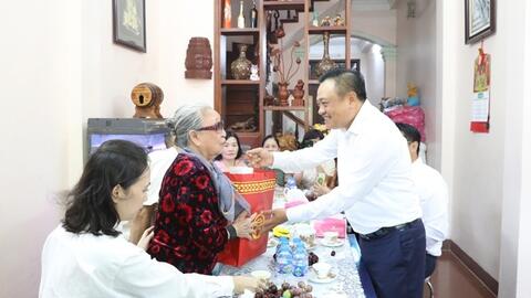Trình Chủ tịch nước tặng quà cho người có công dịp 27/7