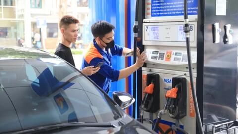 Giá xăng RON95-III lên ngưỡng 22.235 đồng mỗi lít