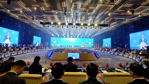 Gắn kết phát triển kinh tế với hợp tác quốc tế chân thành