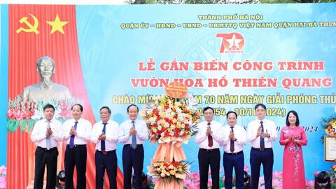 Quận Hai Bà Trưng gắn biển công trình vườn hoa hồ Thiền Quang